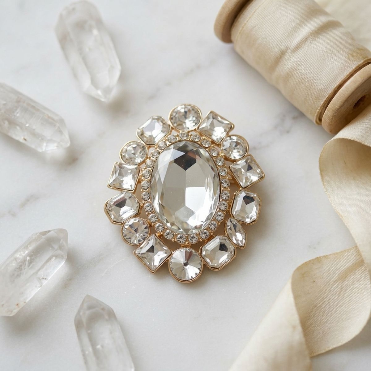 Oval Brooch Gold and Clear Glass Brilliant Pin